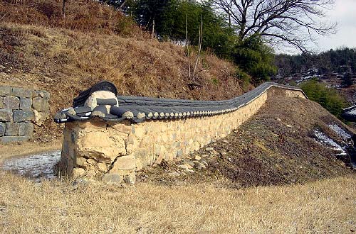 금산 보석사. 담장은 쉬엄쉬엄 언덕을 넘어가고. 